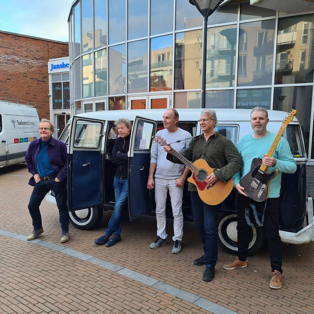 Band in Volkswagenbusje